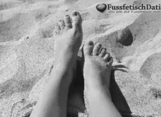 Zwei dicke Füße warten beim Fußfetisch Dating auf dich.