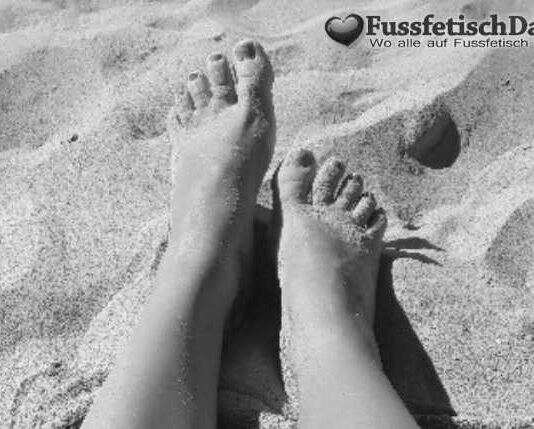 Zwei dicke Füße warten beim Fußfetisch Dating auf dich.