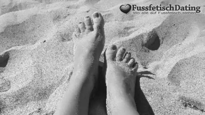 Zwei dicke Füße warten beim Fußfetisch Dating auf dich.