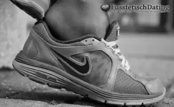 Sneaker Girl mit derben Schweißfüßen Ich bin ein Sneaker Girl mit Schweißfüßen.